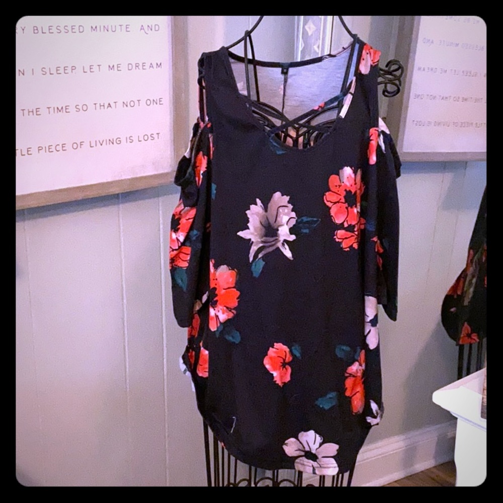 Floral cold shoulder blouse 🌺